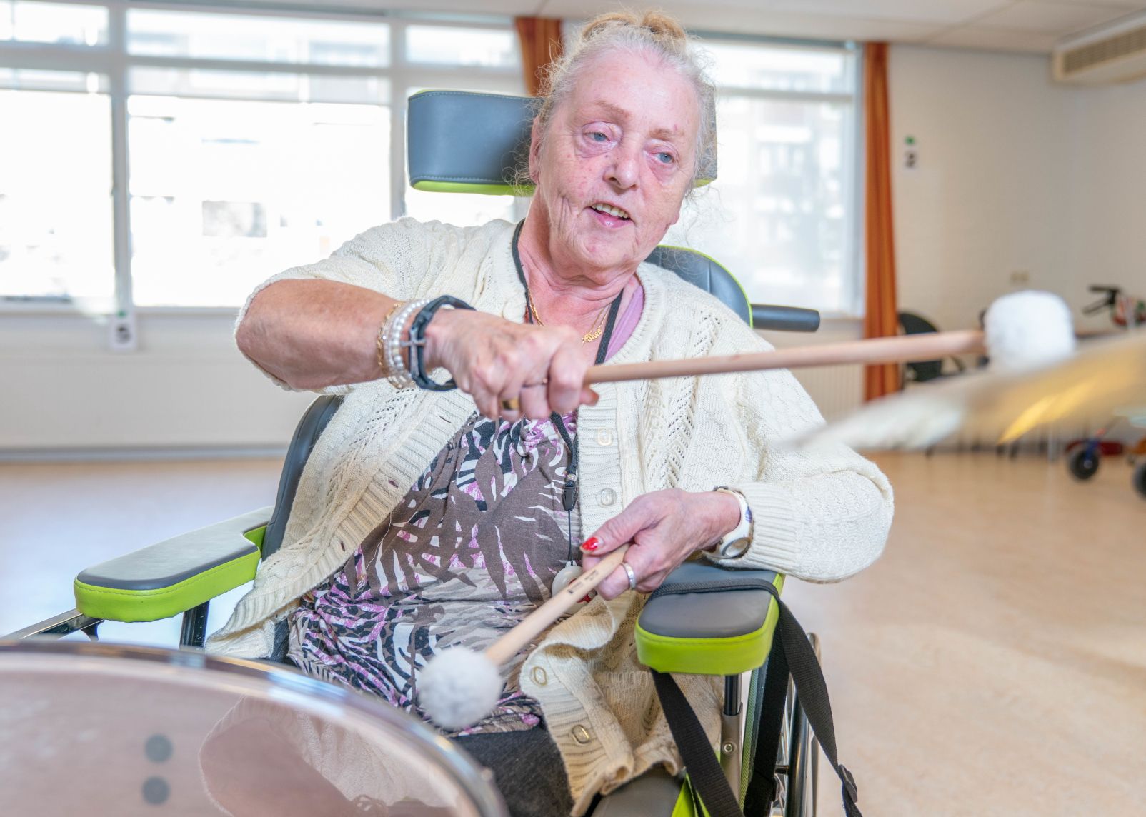 CH Muziektherapie Mw Diender Van Die Trommel 6 PZC Dordrecht-muziektherapie