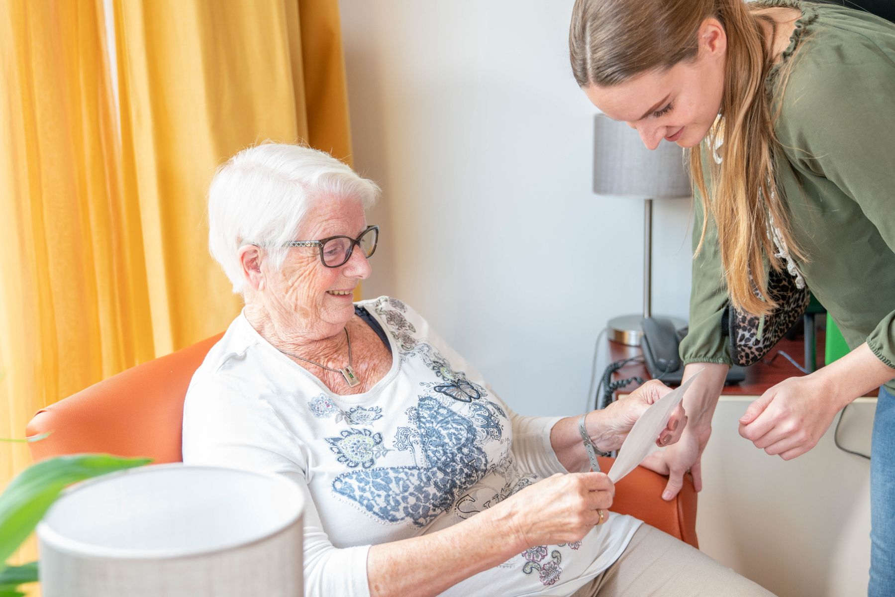 PH Woonkamer R Den Otter Mw Notenboom Foto Bekijken 2 PZC Dordrecht-verpleeghuis Het Parkhoff