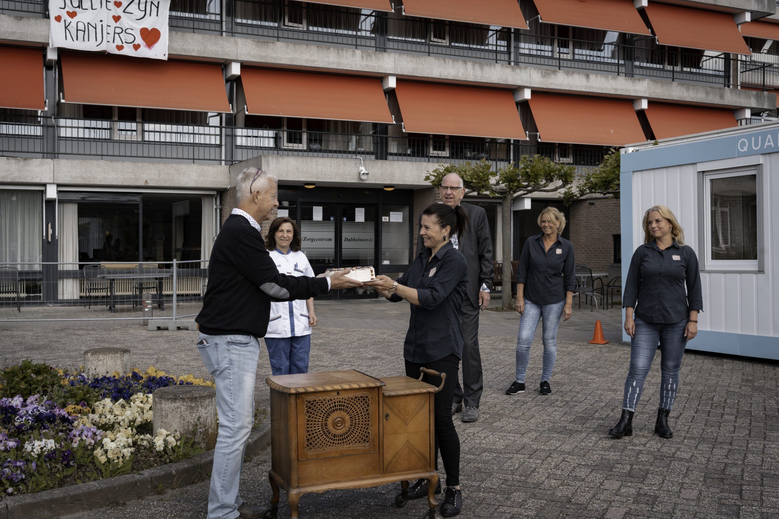 14 May Stichting MBO Dordrecht 04 PZC Dordrecht-foto overhandiging taart